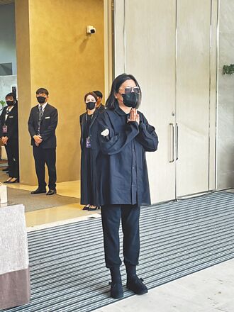 寬姐悼母「哇哉」惹淚 曾志偉專程飛台弔唁