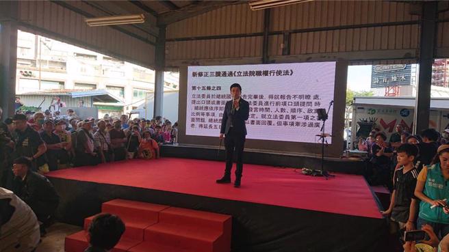 民进党台南市党部15日在台南市东区关帝厅广场办「反滥权、护民主」活动，社民党发言人苗博雅上台宣讲全场欢呼，人气胜过民进党6名立委。（程炳璋摄） 。（资料照／程炳璋摄）