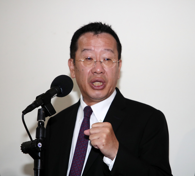 立法院外交及国防委员会17日邀请国防部报告「海空战力提升计画採购进度及执行成效」，并备质询，列席的国防部长顾立雄（见图）会前受访。（刘宗龙摄）