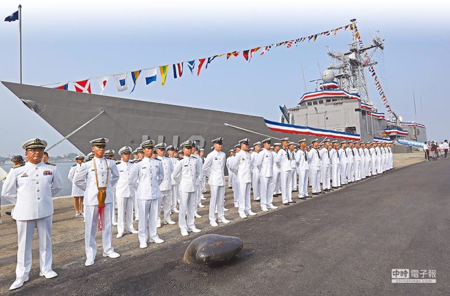 圖為「銘傳」艦與士官兵。( 中時資料庫 )