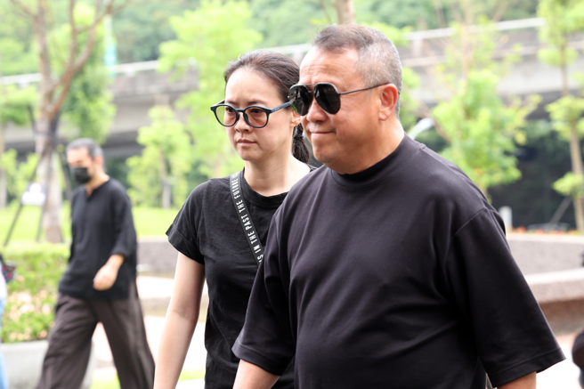 曾志伟（右）来台，周日上午参加邱瓈宽母亲告别式，晚间带女儿曾宝仪去听歌神演唱会。（图／邓博仁摄）