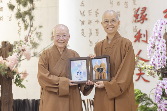 觉居法师（右）致赠讲座纪念照片给讲师依空法师（左）。(图/佛光山惠中寺提供)