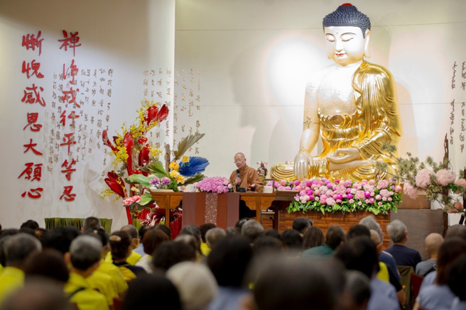 依空法师勉眾，随顺因缘转念很重要，《维摩诘经》云：「随其心净，则国土净。」(图/佛光山惠中寺提供)