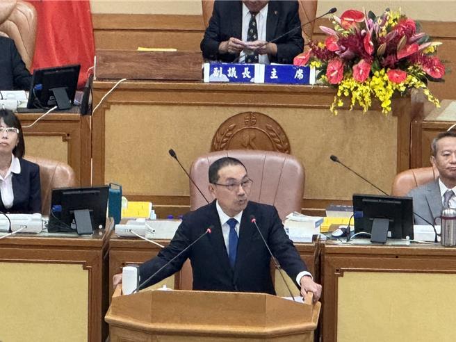 高雄市長陳其邁對國民黨所提《財劃法》修法不滿，揶揄這樣的話應該「叫賴清德把首都遷來高雄」，新北市長侯友宜今（17）日被問及此事，回應「跟《財劃法》是沒有什麼關係的」。（柯毓庭攝）