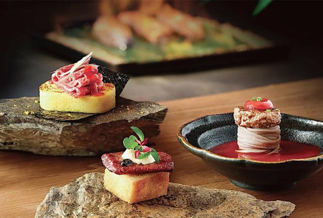「阪前和牛铁板烧」以「夏日花火」为概念设计本季15道缤纷新菜，其中一大亮点，是运用澳洲M9和牛打造的「炙烤和牛玉子烧」（左起）、「香柠塔塔和牛堡」和「番茄和牛荞麦冷麵」。图／阪前和牛铁板烧提供