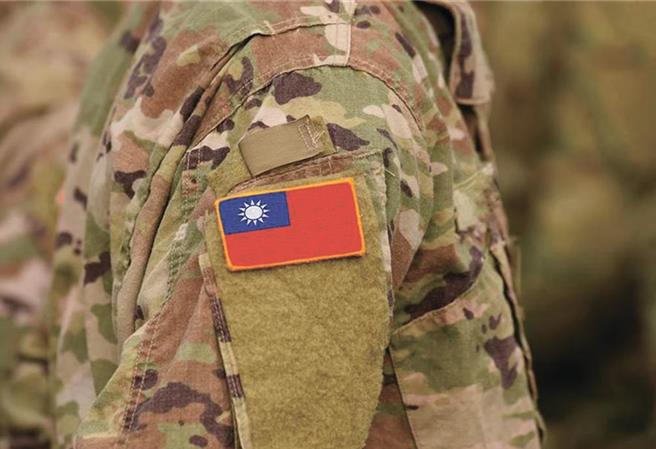 利诱2军人当共谍遭拒，陆军炮指部退伍上兵判囚2年半定谳。(图:shutterstock/达志)