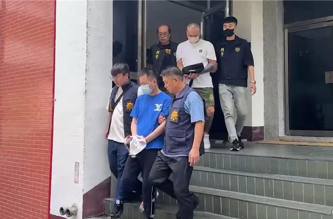 刑事局中打17日表示，去年查获一起网路赌博集团机房，该集团竟另起炉灶。今年4月间查缉逮捕机房陈男负责人等8人，初步清查近1年赌资约2亿3000万多元，查扣电脑主机、监视影像及子弹百余发等事证，依赌博罪及《枪炮弹药刀械管制条例》送办。（警方提供／陈淑芬台中传真）