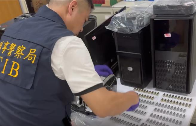 刑事局中打17日表示，去年查获一起网路赌博集团机房，该集团竟另起炉灶。今年4月间查缉逮捕机房陈男负责人等8人，初步清查近1年赌资约2亿3000万多元，查扣电脑主机、监视影像及子弹百余发等事证，依赌博罪及《枪炮弹药刀械管制条例》送办。（警方提供／陈淑芬台中传真）