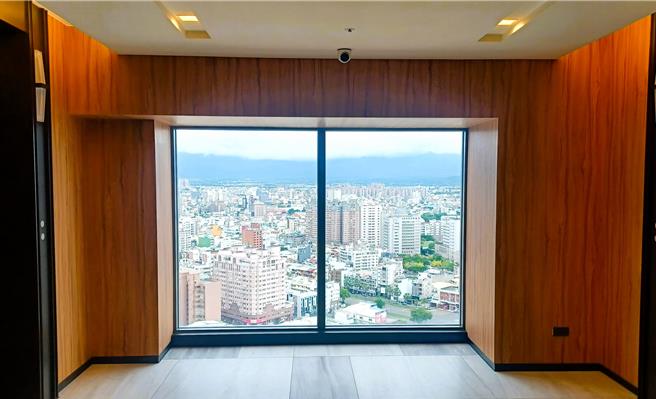 「嘉义福容voco酒店」每一间客房都配备大窗户，连电梯等公共空间都有大窗户，让旅客可轻松眺望窗外风景。(陈韵萍摄)