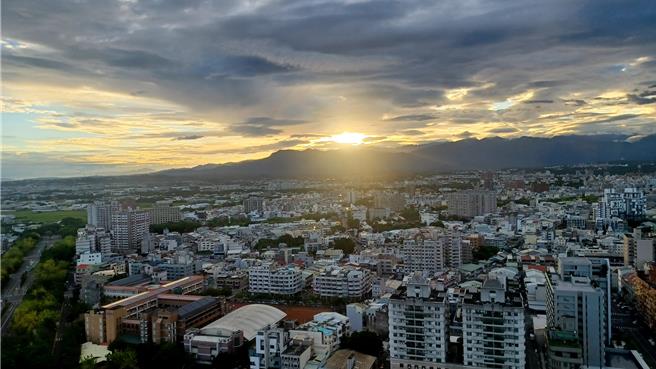 「嘉义福容voco酒店」面东的客房可欣赏从阿里山缓缓升起的日出，好天气还有机会远眺玉山群峰。(陈韵萍摄)