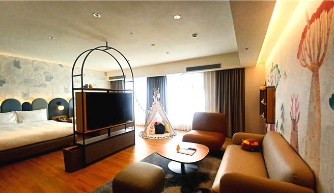 限量6间的亲子主题房，空间宽敞，客房设计有童趣壁纸、小朋友最爱的帐篷、玩偶与童书等充满童心的摆设。(陈韵萍摄)