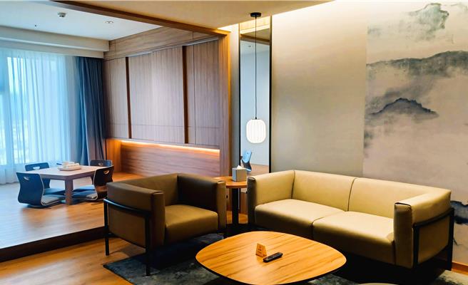 21坪大的「和式套房」有雅致的和式休息空间，也有现代摩登的客房，宽敞的客厅和小厨房等。(陈韵萍摄)