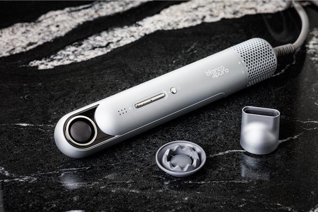 客房採用德国品牌Bianco-di-puro负离子吹风机，重量轻巧风力十足。(嘉义福容voco酒店提供)