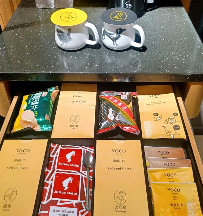 饭店贴心准备嘉义在地名店「福义轩」人气饼乾、维也纳Julius Meinl耳挂式咖啡和饮品招待远到而来的旅人。(陈韵萍摄)