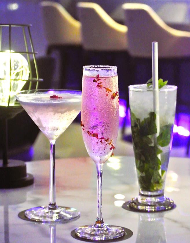 位于32楼的「JOIN’S Café ＆ Bistro」空中酒吧，简约摩登的设计，加上特色调酒与中西式美馔，开启嘉义时尚夜生活。(陈韵萍摄)