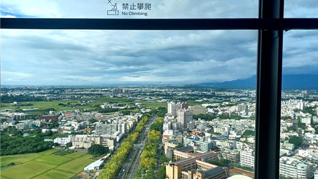 位于32楼的「JOIN’S Café ＆ Bistro」空中酒吧，简约摩登的设计，加上特色调酒与中西式美馔，开启嘉义时尚夜生活。(陈韵萍摄)