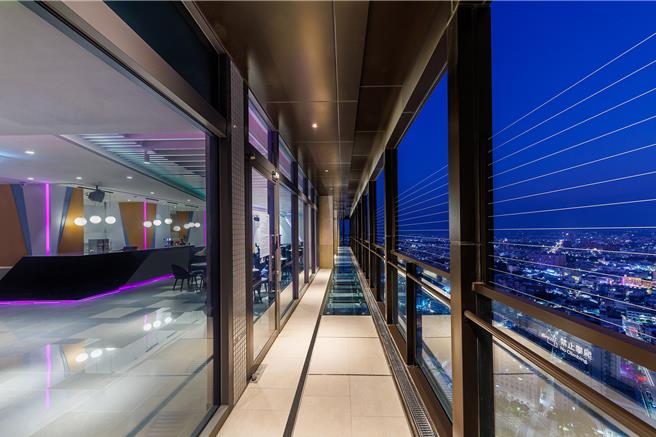 高空观景台的步道採用大面积透明强化玻璃制作，走在观景台透明的玻璃步道上，就像漫步在云端，随便拍都是时尚美照。(嘉义福容voco酒店提供)