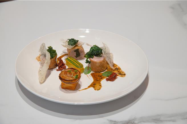 「田园」西餐厅提供半自助式晚餐，自助吧餐台品项丰盛，主菜首推嘉义独有的「桃城薄荷鸡」。(嘉义福容voco酒店提供)