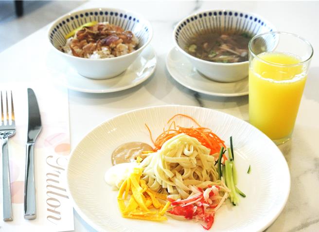 「田园」西餐厅的早餐特别网罗最道地的「嘉香味」，包括嘉义必吃的鸡肉饭、现煮牛肉汤，还有一定要加美乃滋的「白醋凉麵」。(陈韵萍摄)