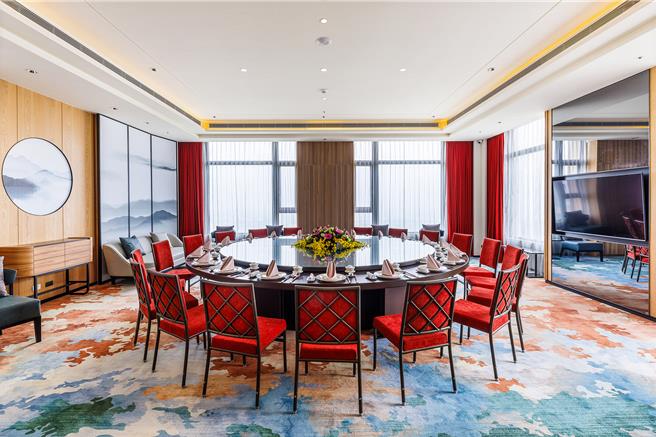 「嘉义福容voco」馆内的「福粤楼」坐落在32楼高，是全台福容饭店最高的「福粤楼」，以高空美景佐餐。(嘉义福容voco酒店提供)