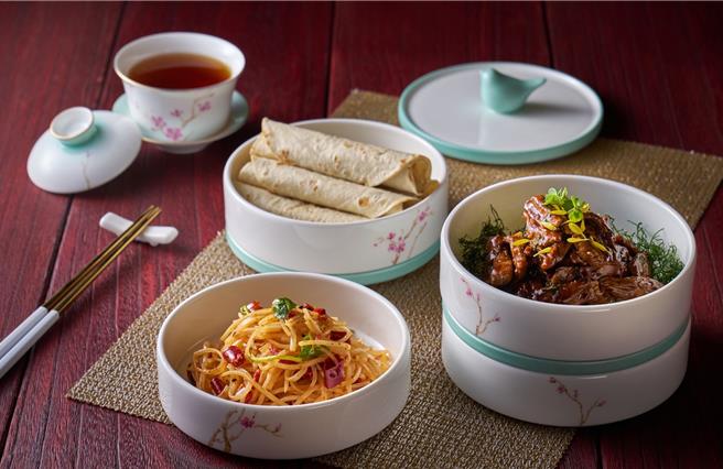 「福粤楼」必尝料理首推主厨以新疆「烤羊肉串」与「馕饼」为灵感自创的「龙蒿洁汁羊(附烤饼)」，口感层次丰富。(嘉义福容voco酒店提供)