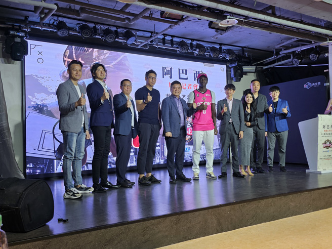 阿巴西（右5）正式加盟日本B联盟一级队伍秋田北部喜悦。（陈筱琳摄）