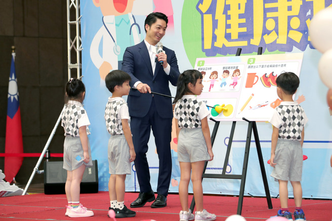台北市长蒋万安17日出席卫生局「儿童发展筛检及联合评估卫教主轴」记者会，与小朋友们以游戏方式进行儿童发展筛检题项施测。（黄世麒摄）
