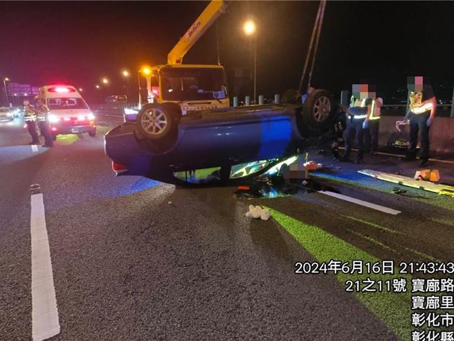 43岁黄姓女子酒驾翻车，被救出时已无呼吸心跳，送医抢救仍伤重不治。（警方提供／叶静美彰化传真）