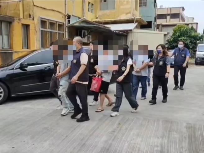 警方将4人逮捕，询后将依违反《枪炮弹药刀械管制条例》等多项罪嫌移送侦办。（民眾提供／潘虹恩台中传真）