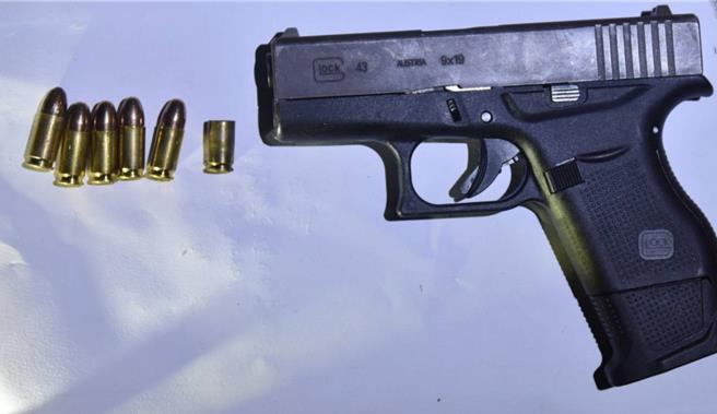 警方查扣枪枝1把、子弹5颗、弹壳1个。（民眾提供／潘虹恩台中传真）