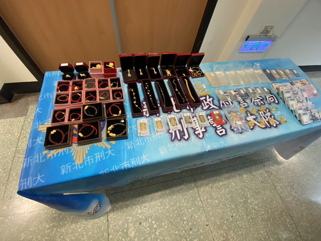 警方查扣银楼内现金 80万元、黄金饰品 1 公斤及手机 7 支等赃证物，更查扣市价近 30 万元的银砖 10 块。（图 / 新北市刑大提供）