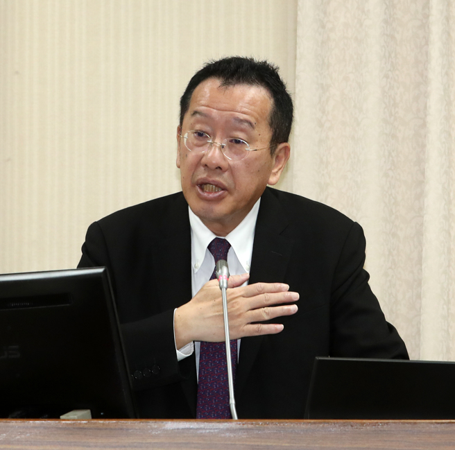 立法院外交及国防委员会17日邀请国防部报告「海空战力提升计画採购进度及执行成效」，列席的国防部长顾立雄（见图）上台答询。（刘宗龙摄）