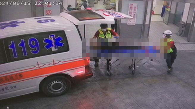 王姓一兵送醫畫面曝光。( 民眾提供 )