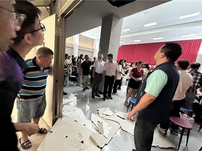 嘉义县福乐国小17日上午9点多举行毕业典礼时，礼堂天花板突然塌陷，造成2名家长受伤。（陈文忠提供∕吕妍庭嘉义传真）