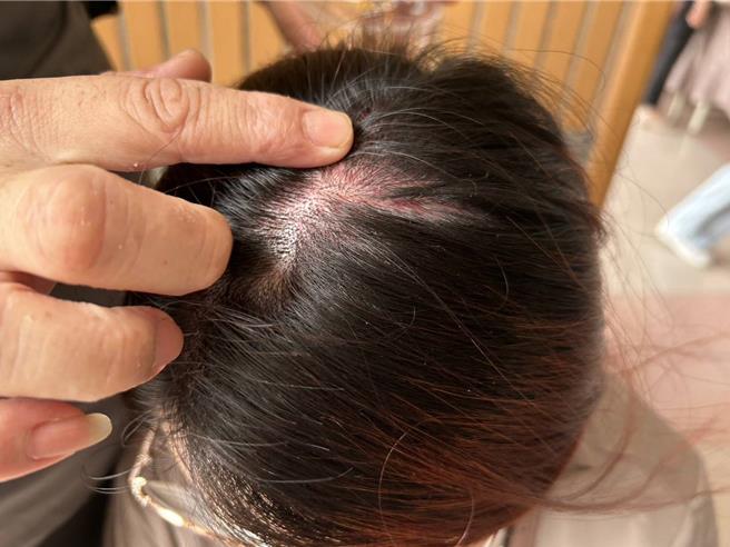 嘉义县福乐国小17日上午9点多举行毕业典礼时，礼堂天花板突然塌陷，造成2名家长受伤。（陈文忠提供∕吕妍庭嘉义传真）