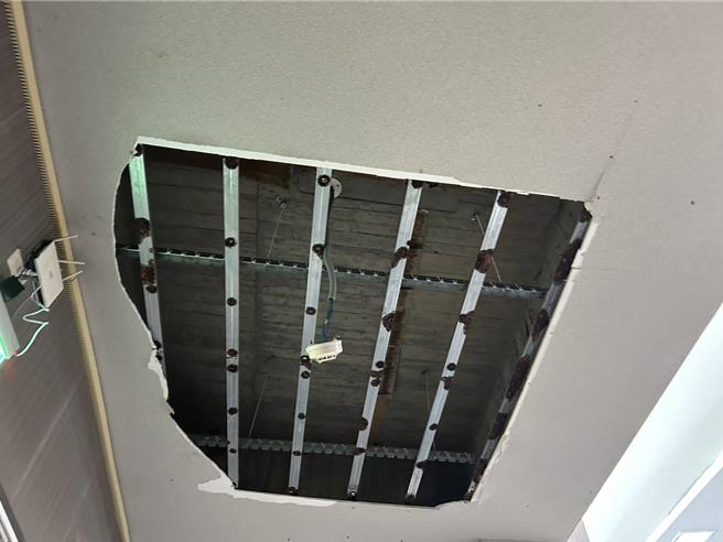 礼堂天花板疑因长期漏水，导致天花板塌陷、掉落。（陈文忠提供∕吕妍庭嘉义传真）