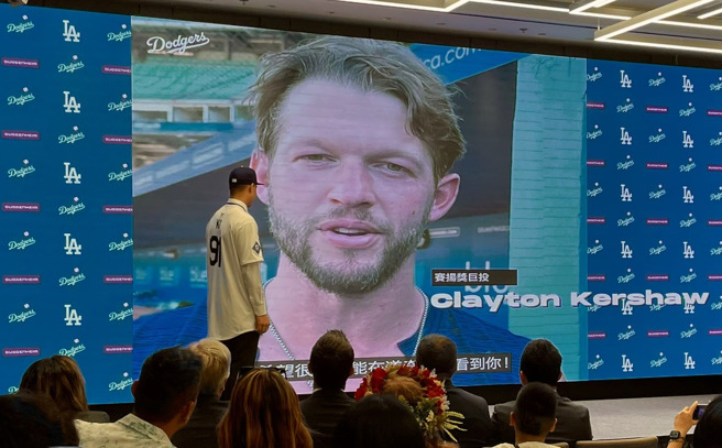 道奇队强投柯萧透过影片祝福柯敬贤。（毛琬婷摄）