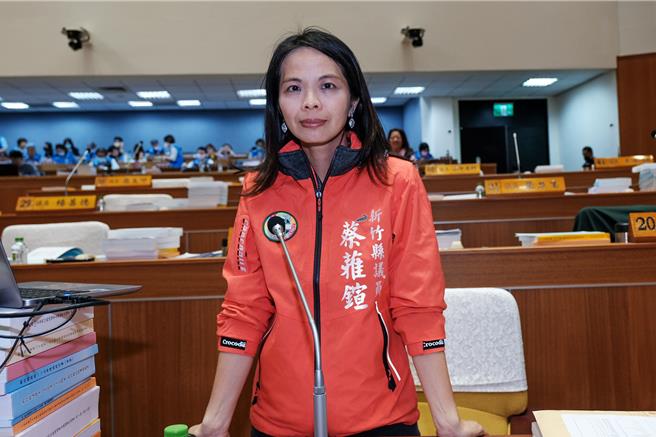 新竹县议员蔡蕥鍹因质疑竹北市公所豆子埔溪桥梁工程没有计画书，议会程序委员会搁置9000万元垫付案，被批阻挡地方建设，并遭不 实流言攻击，发出声明扬言提告。（罗浚滨摄）