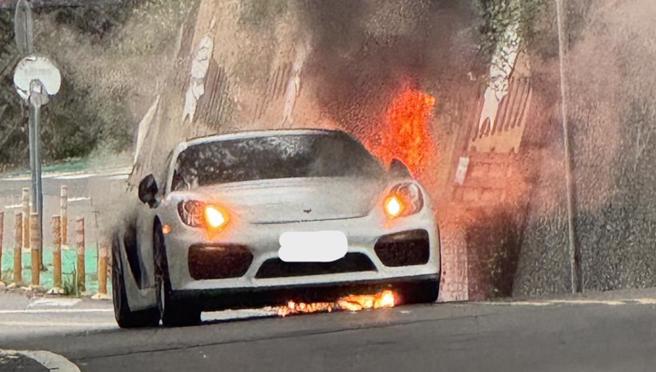 陈男保时捷跑车烧成废铁。（民眾提供／李京升苗栗传真）