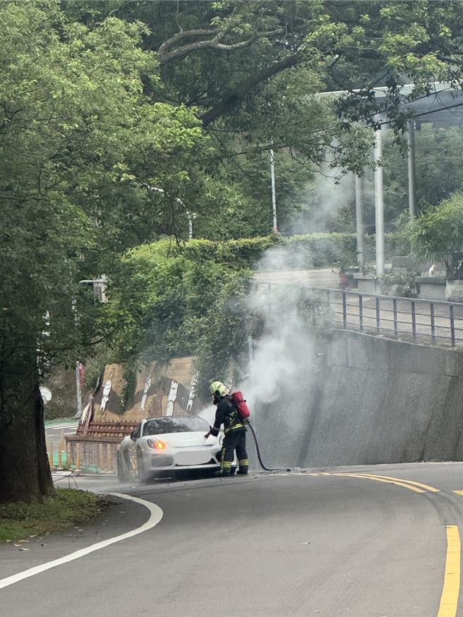 消防人员到场救援。（民眾提供／李京升苗栗传真）