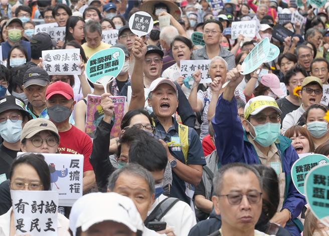 图为日前民团发起「青鸟行动」，号召民眾走上街头抗议国会改革法案。（中时资料照，郭吉铨摄）