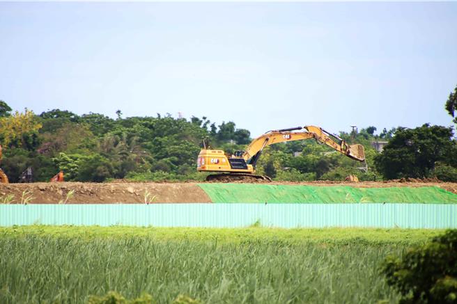 台积电在嘉义科学园区规画兴建2座CoWoS先进封装厂，第1座CoWoS厂进行地质钻探时，发现疑似遗迹，目前暂时停工。（吕妍庭摄）