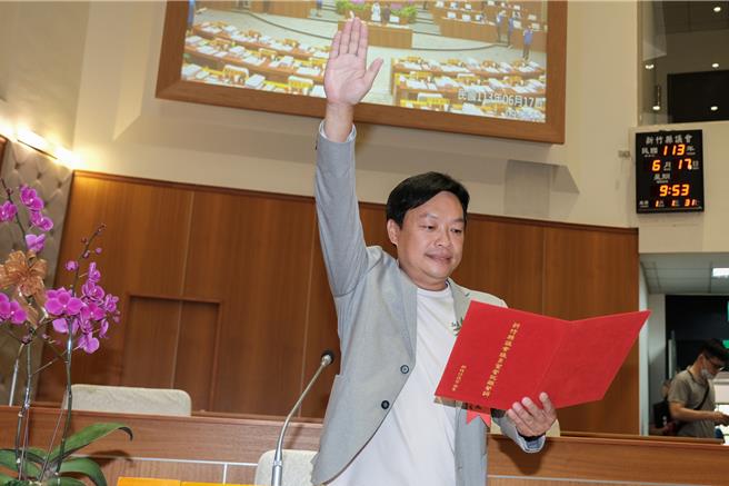 新竹县芎林乡县议员补选由乡代会副主席陈星宏当选，17日在县议会宣誓就职。（罗浚滨摄）