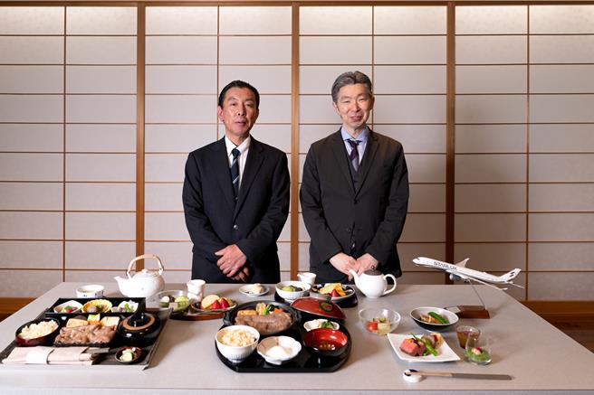 「人形町今半」人形町本店总料理长-青木胜利(左)副总料理长-坂本孝（右）。（星宇提供）