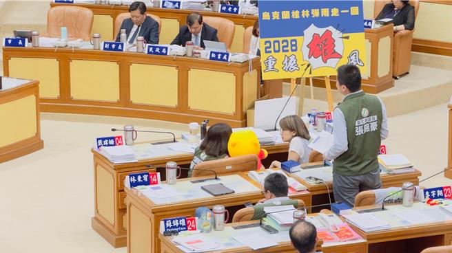 新北市议员张锦豪今（17）日在议会总质询提到，一名国小候用校长行径荒唐，不仅在校酗酒、无故多次缺课、给国小学生观看辅导级鬼片，还在超商偷酒被抓到，也因此造成班上3位同学因此转走，询问新北市教育局是否要有积极作为，教育局回应，个案现已调离现职请假中，「这部分一定会秉公处理」。（吕健豪摄）