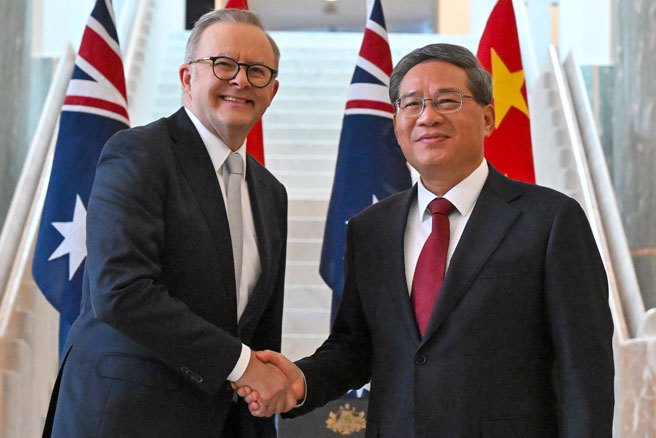 在中澳總理開始會面之前，大陸宣布將澳洲納入單方面免簽國家。(圖/美聯社)