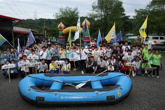 宜兰县高中职成年礼「乘风破浪．挥洒青春」活动，今（17日）于三星乡安农溪举办，县内约100名师生，藉由「泛舟之旅」考验彼此的团队合作与默契。（宜兰县政府提供／吴佩蓉宜兰传真）