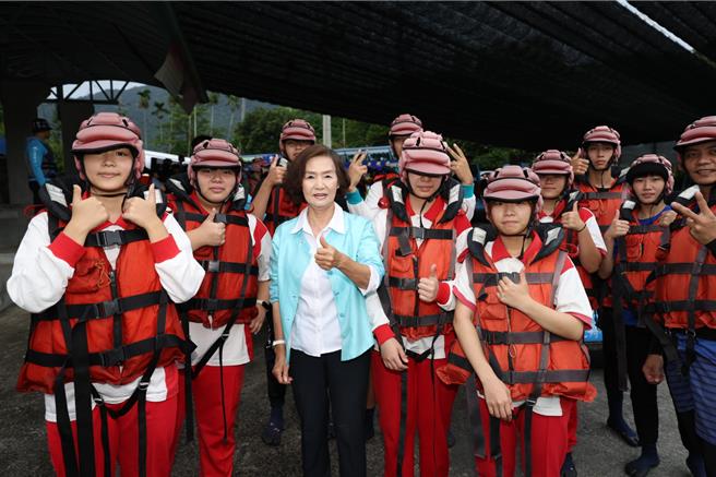 宜兰县高中职成年礼「乘风破浪．挥洒青春」活动，今（17日）于三星乡安农溪举办，县内约100名师生，藉由「泛舟之旅」考验彼此的团队合作与默契。（宜兰县政府提供／吴佩蓉宜兰传真）