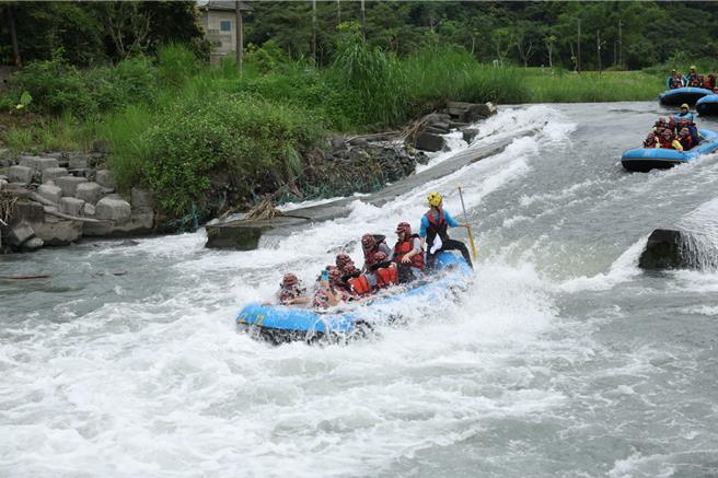 宜兰县高中职成年礼「乘风破浪．挥洒青春」活动，今（17日）于三星乡安农溪举办，县内约100名师生，藉由「泛舟之旅」考验彼此的团队合作与默契。（宜兰县政府提供／吴佩蓉宜兰传真）