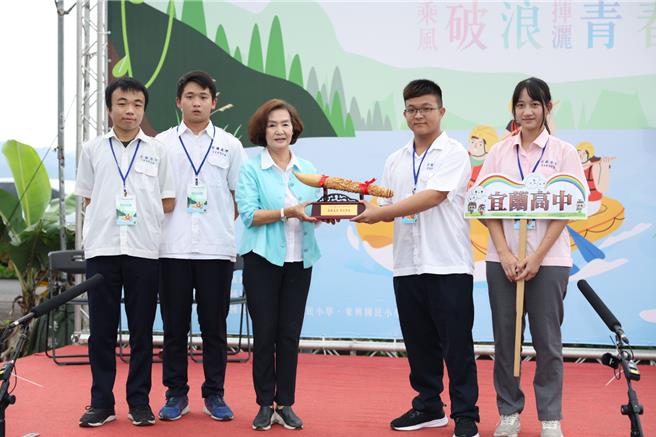 宜兰县高中职成年礼「乘风破浪．挥洒青春」活动，今（17日）于三星乡安农溪举办，县内约100名师生，藉由「泛舟之旅」考验彼此的团队合作与默契。（宜兰县政府提供／吴佩蓉宜兰传真）